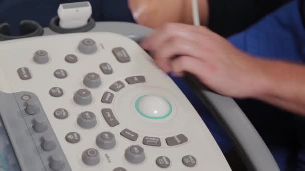 Doctor instalando una máquina de ultrasonido en un centro médico. — Vídeos de Stock