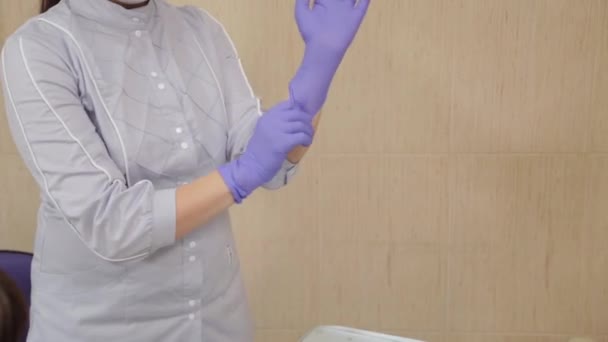 Žena zubař uvedení na gumové rukavice. — Stock video