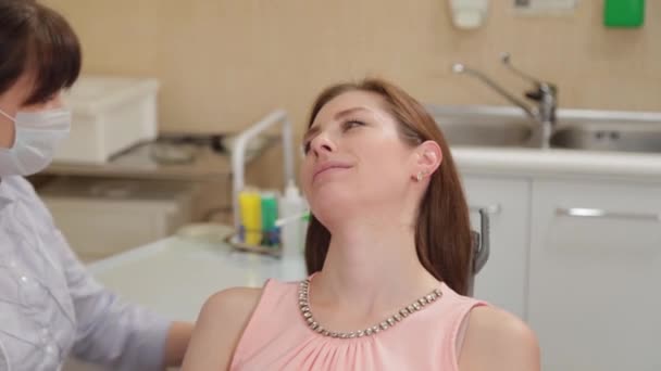 Mulher dentista prepara o paciente para o procedimento . — Vídeo de Stock
