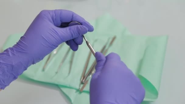 Kadın dişçi tedavi için aletleri çıkarıyor.. — Stok video