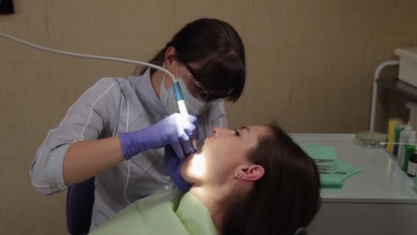 女性歯科医は医療センターで歯を治療します. — ストック動画