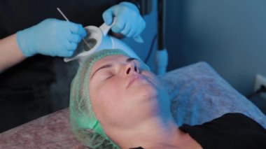 Güzellik uzmanı kadınlara yüz masajı yapıyor..