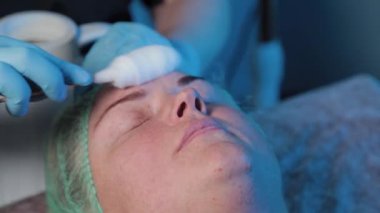 Güzellik uzmanı kadınlara yüz masajı yapıyor..