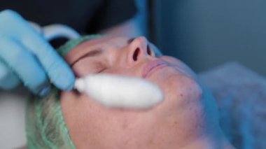 Güzellik uzmanı kadınlara yüz masajı yapıyor..