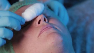 Güzellik uzmanı kadınlara yüz masajı yapıyor..