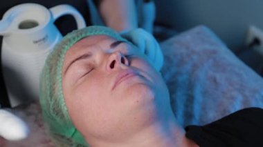 Güzellik uzmanı kadınlara yüz masajı yapıyor..