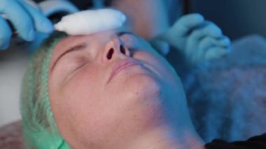 Güzellik uzmanı kadınlara yüz masajı yapıyor..