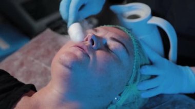 Güzellik uzmanı kadınlara yüz masajı yapıyor..