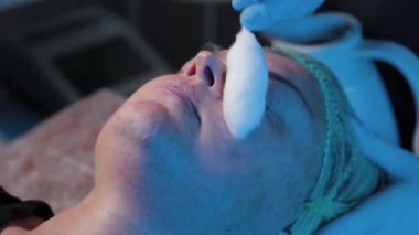 Güzellik uzmanı kadınlara yüz masajı yapıyor..