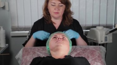 Tıp merkezinde yüz üstüne mutlu kadın masajı.