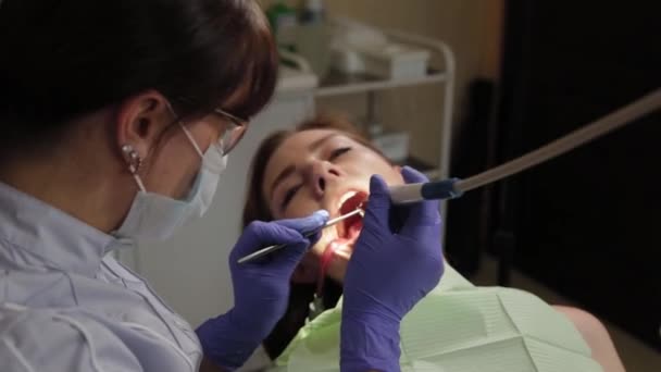 Zahnärztin behandelt Zähne in einem medizinischen Zentrum.