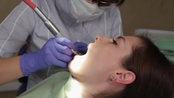 Mujer dentista trata dientes en un centro médico. — Vídeos de Stock