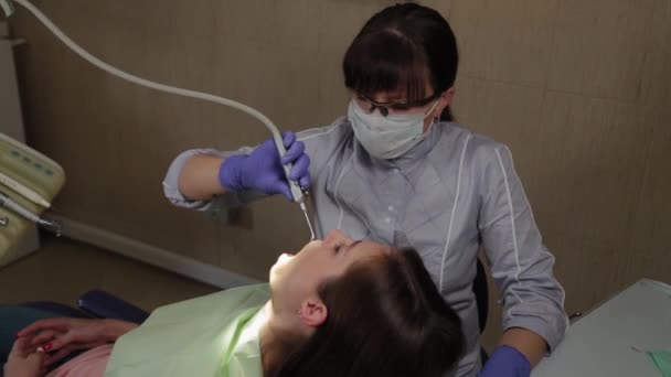 Dentystka leczy zęby w centrum medycznym. — Wideo stockowe