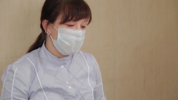 Donna dentista che parla con paziente. — Video Stock
