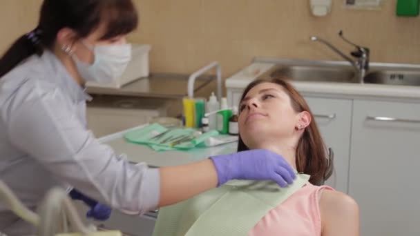 Žena zubařka mluví s pacientem. — Stock video