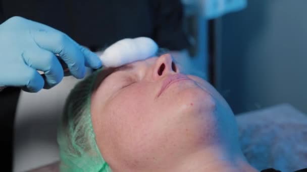 Kosmetikerin macht Gesichtskryomassage für Frau. — Stockvideo