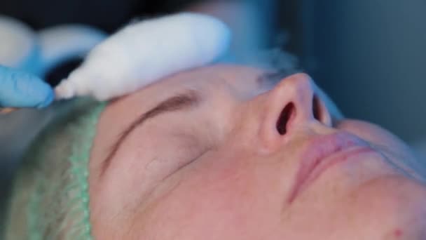 Kosmetikerin macht Gesichtskryomassage für Frau. — Stockvideo