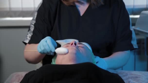 Esthéticienne fait cryomassage du visage à la femme. — Video