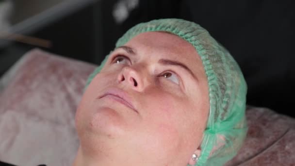 Glückliche Frau nach Gesichtskryomassage im Medical Center — Stockvideo