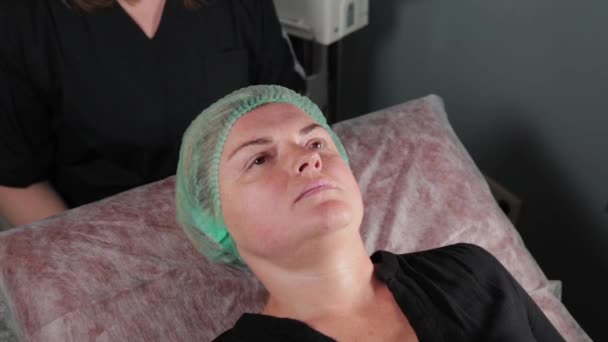 Šťastná žena po kryomasáž obličeje v lékařském centru — Stock video