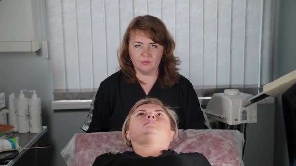 Glückliche Frau nach Gesichtskryomassage im Medical Center — Stockvideo