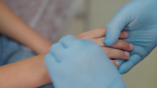 Kadın doktor erkeklerin kollarındaki siğili sıvı nitrojenle temizliyor.. — Stok video