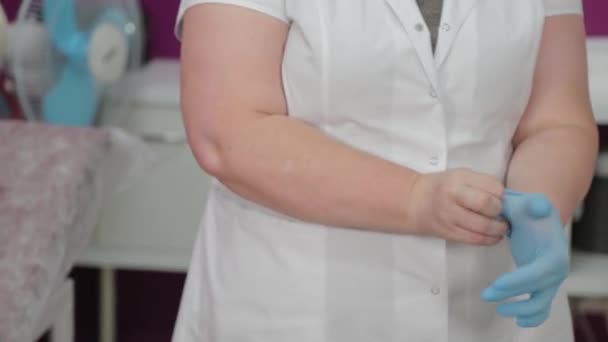 Kadın doktor eldiven takıyor.. — Stok video