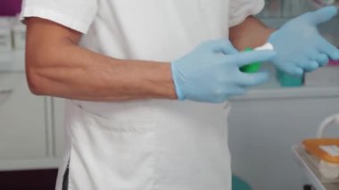 Erkek doktor eldiven takıyor..