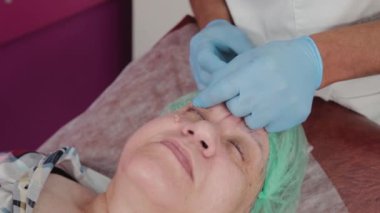 Papilloma ağrı kesicisine erkek doktor enjeksiyonu.