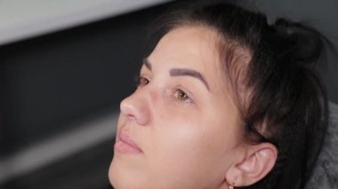 Kalıcı makyaj ofisinde güzel bir kadın..