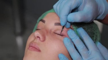 Güzel bir kadın kalıcı makyaj malzemeleriyle damgalanır..