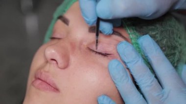 Güzel bir kadın kalıcı makyaj malzemeleriyle damgalanır..