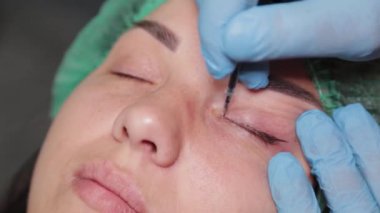 Güzel bir kadın kalıcı makyaj malzemeleriyle damgalanır..