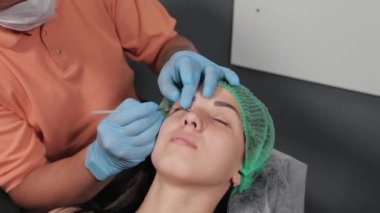 Güzel bir kadın kalıcı makyaj malzemeleriyle damgalanır..