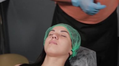 Güzel bir kadın kalıcı makyaj malzemeleriyle damgalanır..