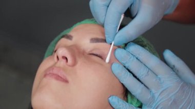 Güzel bir kadın kalıcı makyaj malzemeleriyle damgalanır..