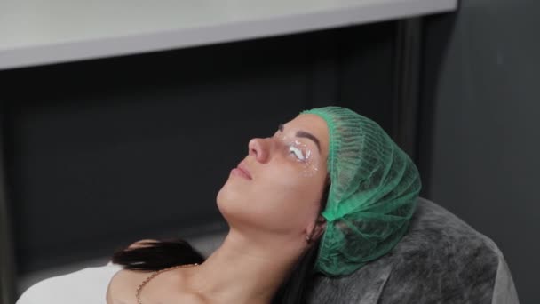 Žena s analgetickým gelem na řasách. — Stock video