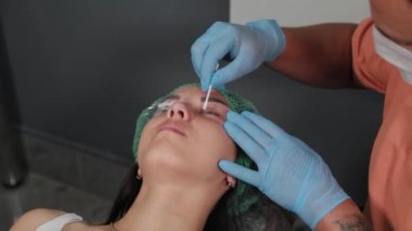 Kalıcı makyaj ustası, acı giderici jeli kirpiklerinden ayırır..