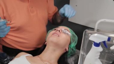 Kalıcı bir makyöz, bir kadının göz kapaklarına dövme yaptırır..