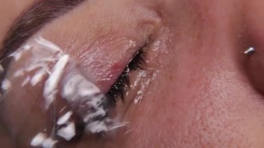 Gözlerinin üzerinde film olan güzel bir kadın. Göz kapaklarında kalıcı makyaj..