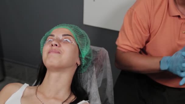 Maquiagem permanente mestre remove gel analgésico das pestanas. — Vídeo de Stock