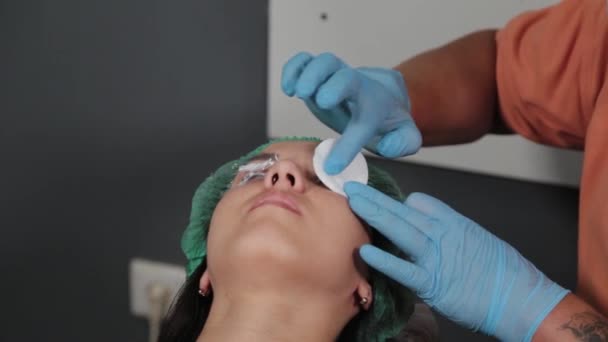 Le maître de maquillage permanent élimine le gel anti-douleur des cils. — Video