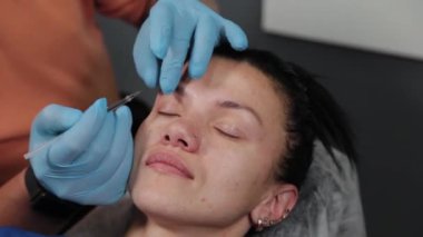 Güzel bir kadın kalıcı makyaj malzemeleriyle damgalanır..