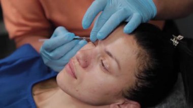 Güzel bir kadın kalıcı makyaj malzemeleriyle damgalanır..