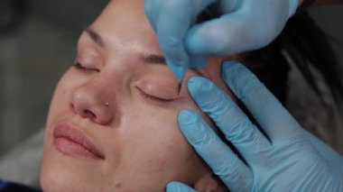 Güzel bir kadın kalıcı makyaj malzemeleriyle damgalanır..