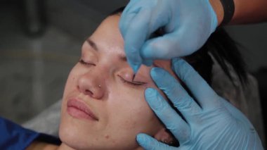 Güzel bir kadın kalıcı makyaj malzemeleriyle damgalanır..