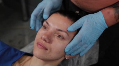 Güzel bir kadın kalıcı makyaj malzemeleriyle damgalanır..