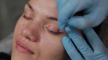 Güzel bir kadın kalıcı makyaj malzemeleriyle damgalanır..