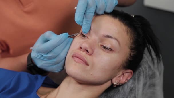 Una mujer bonita está marcada con áreas de maquillaje permanente. — Vídeos de Stock