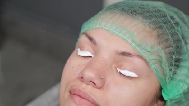 Le maquilleur permanent applique un anesthésique sur les cils. — Video